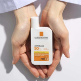 فلوئید ضد آفتاب بدون رنگ لاروش پوزای SPF50 مدل Anthelios محافظ UVA ،UVB و +++PA، مناسب انواع پوست حجم 50 میلیلیتر