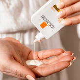 فلوئید ضد آفتاب بدون رنگ لاروش پوزای SPF50 مدل Anthelios محافظ UVA ،UVB و +++PA، مناسب انواع پوست حجم 50 میلیلیتر